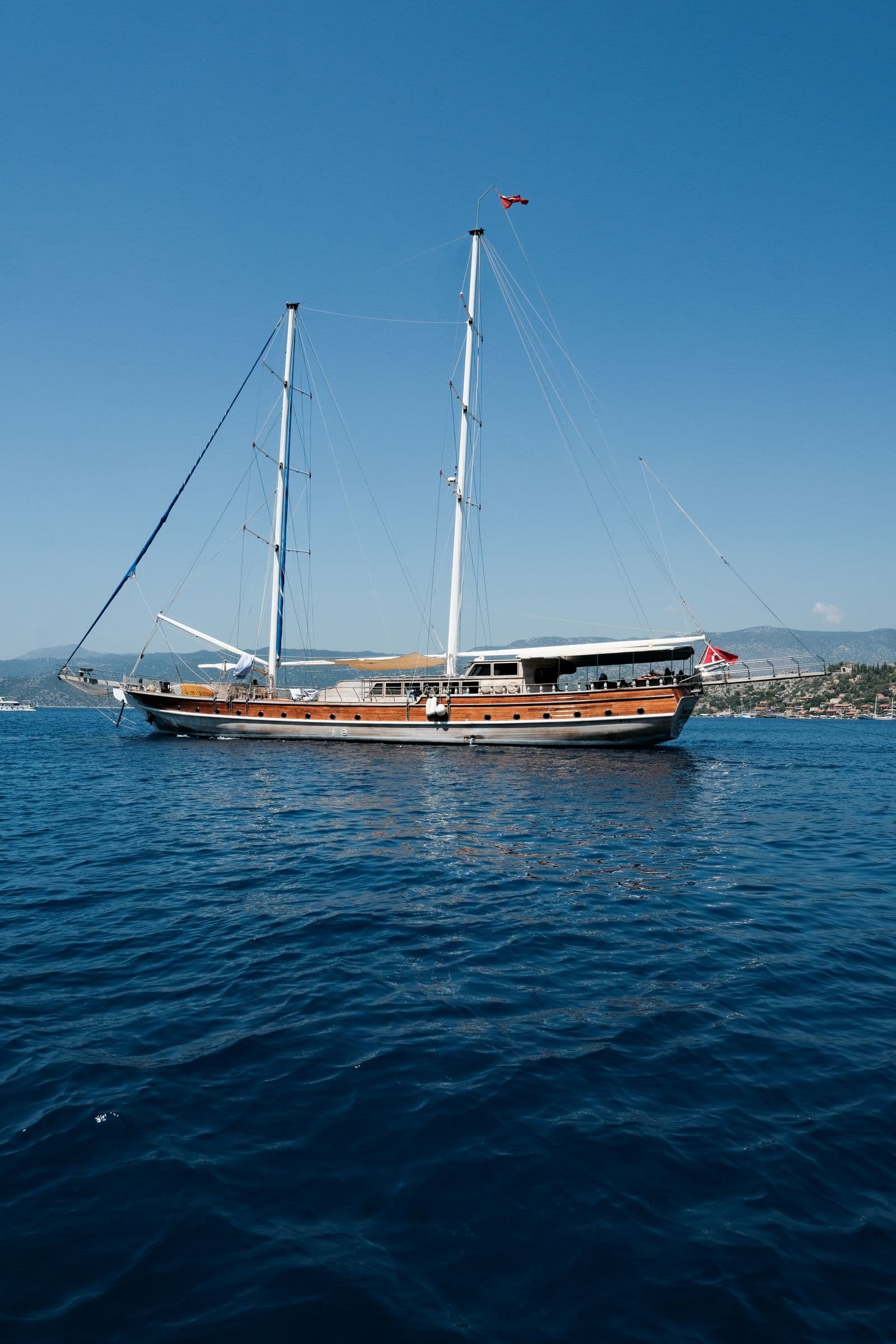 Turkuaz koyda seyreden gulet Bodrum