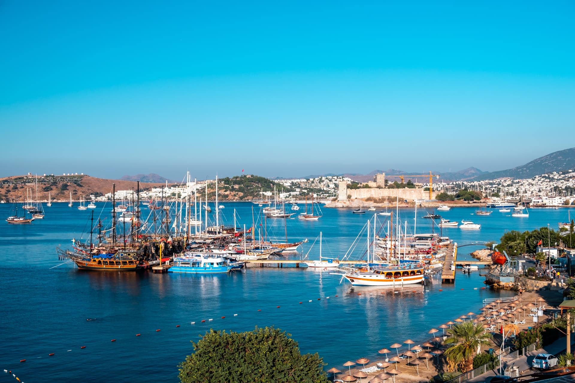 Bodrum limanında yelkenli tekneler ve Bodrum Kalesi